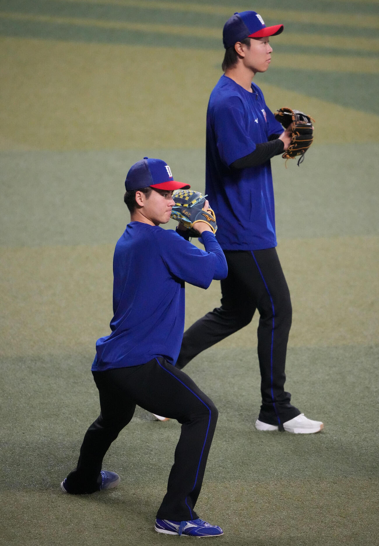 キャッチボールをする金丸（左）右は高橋宏（撮影・森本幸一）