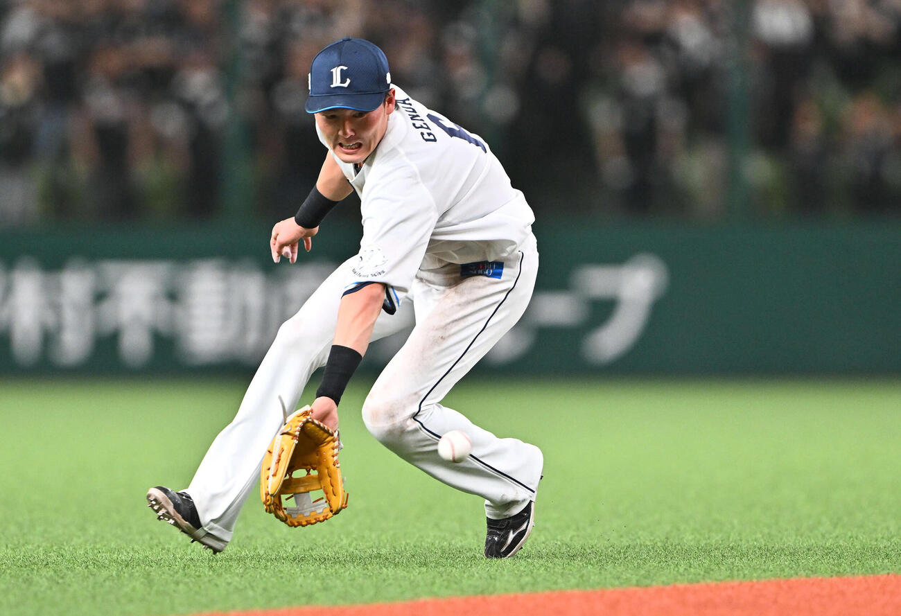 西武対ロッテ　3回表ロッテ無死、松川の遊ゴロを処理する源田（2026年4月撮影）