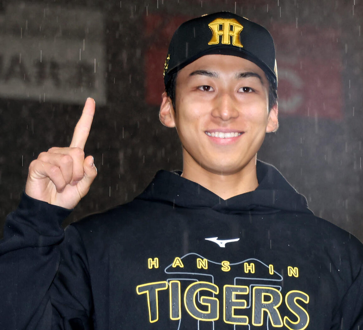 4月9日　阪神対ヤクルト　プロ初勝利を挙げ、笑顔でポーズをとる阪神茨木
