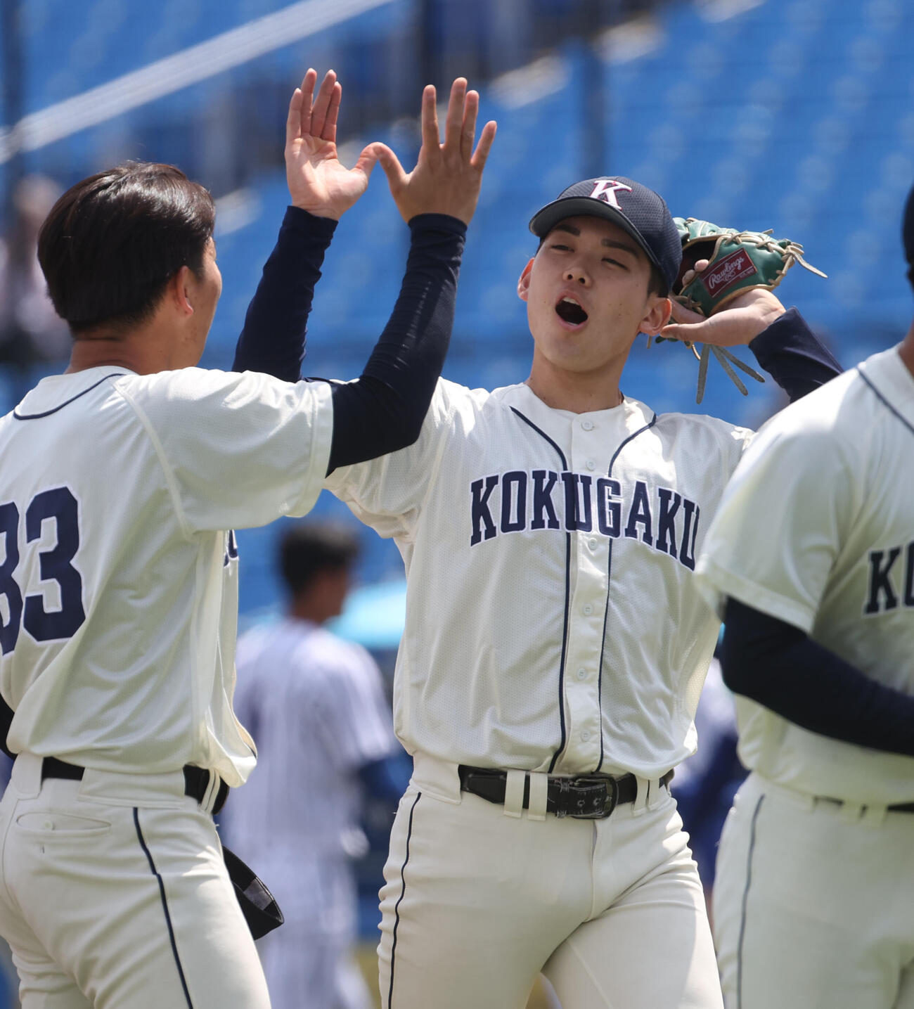 国学院大対立正大　1安打完封勝利を挙げた国学院大・藤本（右）はナインとハイタッチする（撮影・柴田隆二）