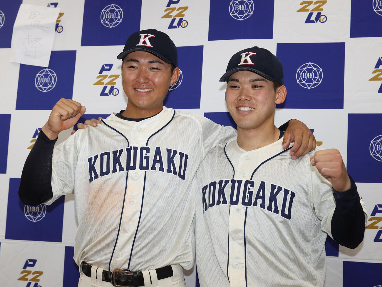 国学院大対立正大　1安打完封勝利を挙げた国学院大・藤本（右）は本塁打を放った大谷とガッツポーズする（撮影・柴田隆二）