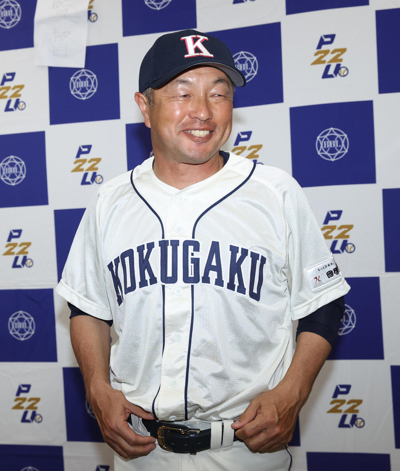 国学院大対立正大　勝利した国学院大・鳥山監督は笑顔を見せる（撮影・柴田隆二）