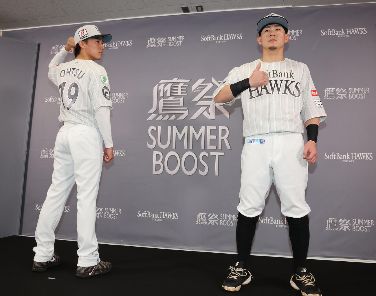 「鷹祭SUMMER BOOST 2006」ユニホームをお披露目、ポーズをとる大津（左）と牧原大（撮影・梅根麻紀）