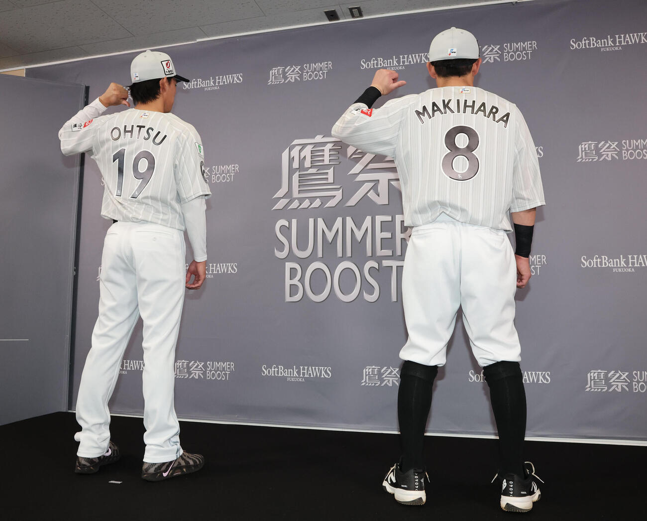 「鷹祭SUMMER BOOST 2006」ユニホームをお披露目、ポーズをとる大津（左）と牧原大（撮影・梅根麻紀）