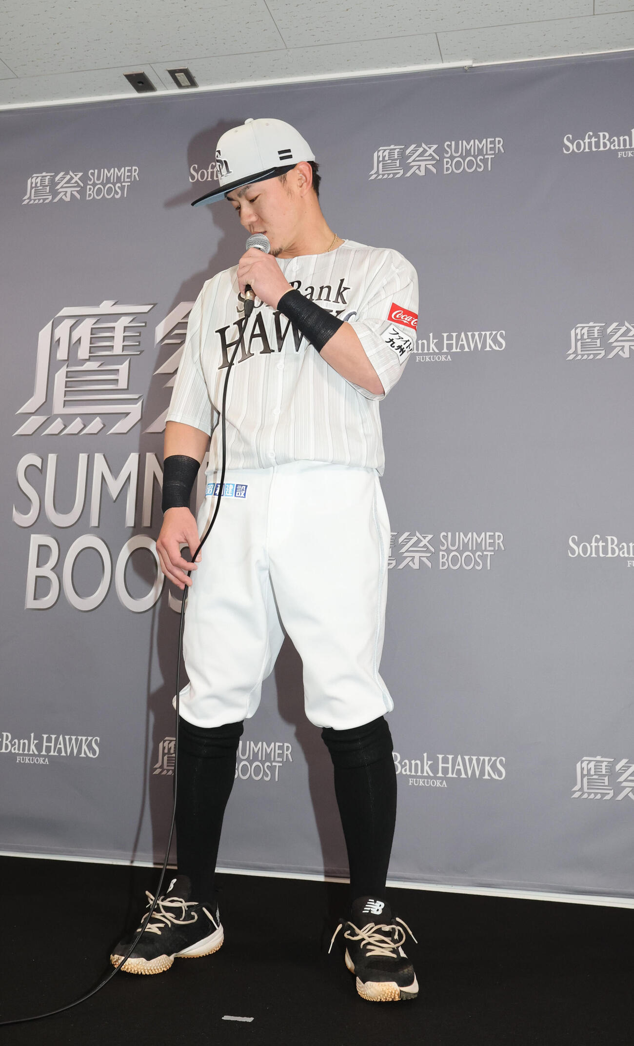 「鷹祭SUMMER BOOST 2006」ユニホームのデザインについて話をする牧原大成（撮影・梅根麻紀）