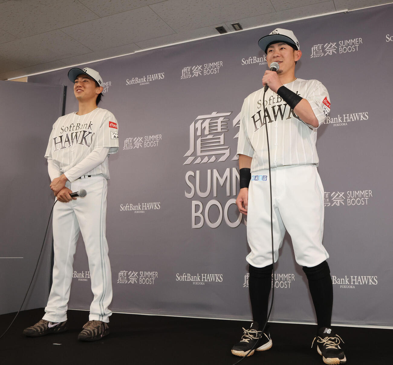 「鷹祭SUMMER BOOST 2006」ユニホームのデザインについて話をする牧原大成（撮影・梅根麻紀）