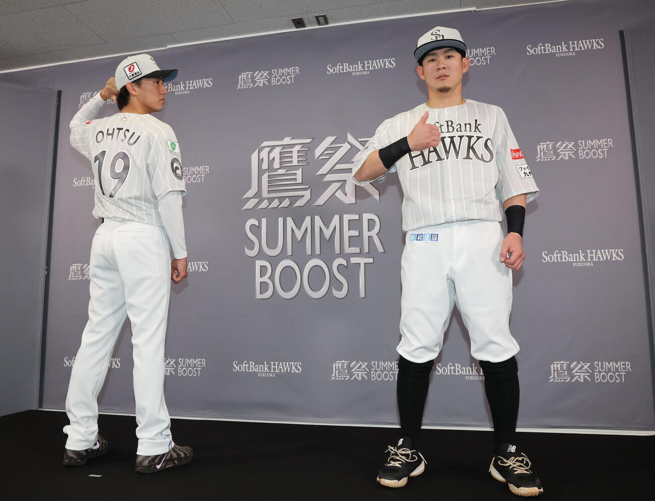 「鷹祭SUMMER BOOST 2006」ユニホームをお披露目、ポーズをとる大津（左）と牧原大（撮影・梅根麻紀）
