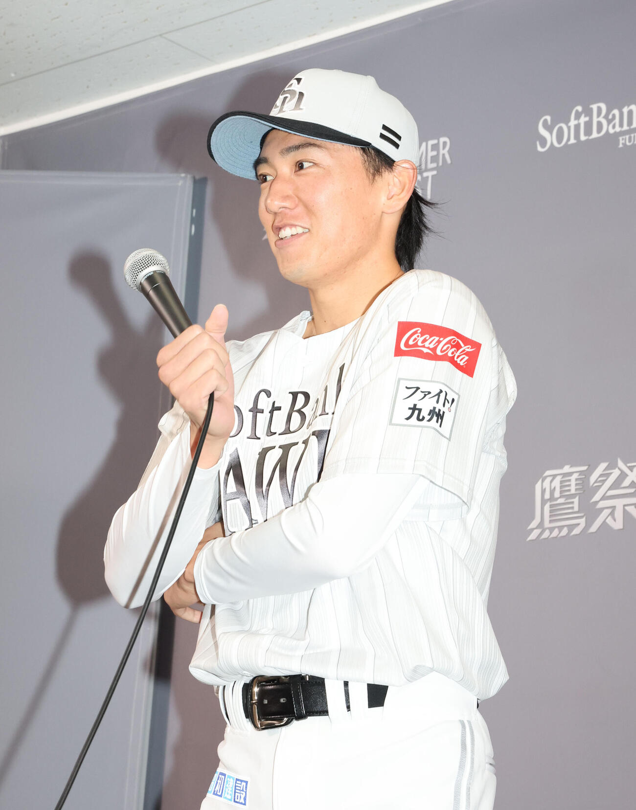 「鷹祭SUMMER BOOST 2006」ユニホームのデザインについて話をする大津（撮影・梅根麻紀）