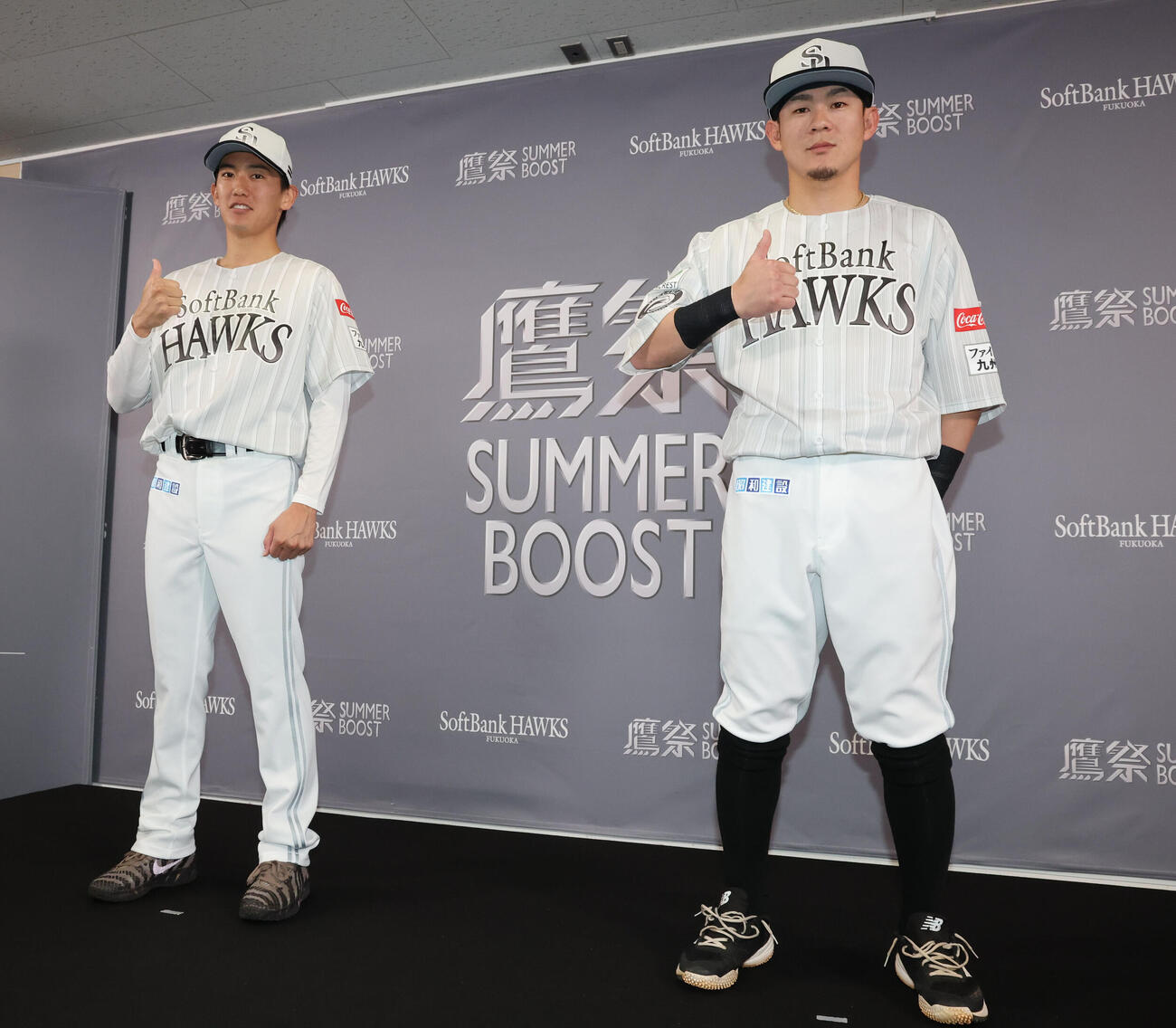 「鷹祭SUMMER BOOST 2006」ユニホームをお披露目、ポーズをとる大津（左）と牧原大（撮影・梅根麻紀）