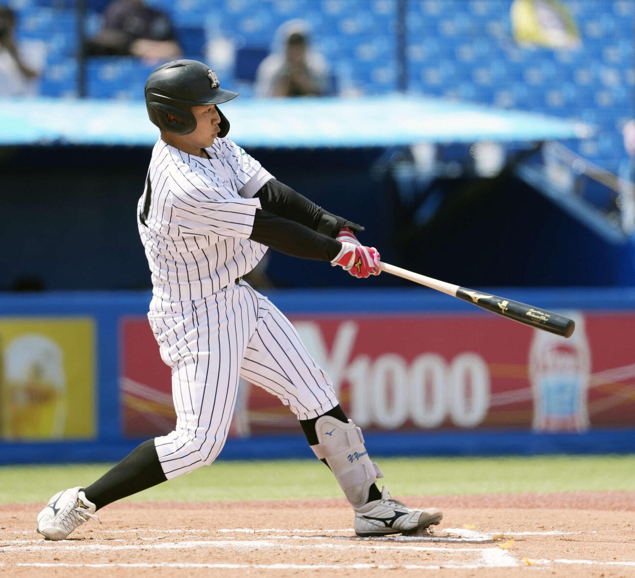 東洋大対亜大　6回裏亜大2死満塁、勝ち越しの満塁本塁打を放つ前嶋（撮影・小島史椰）