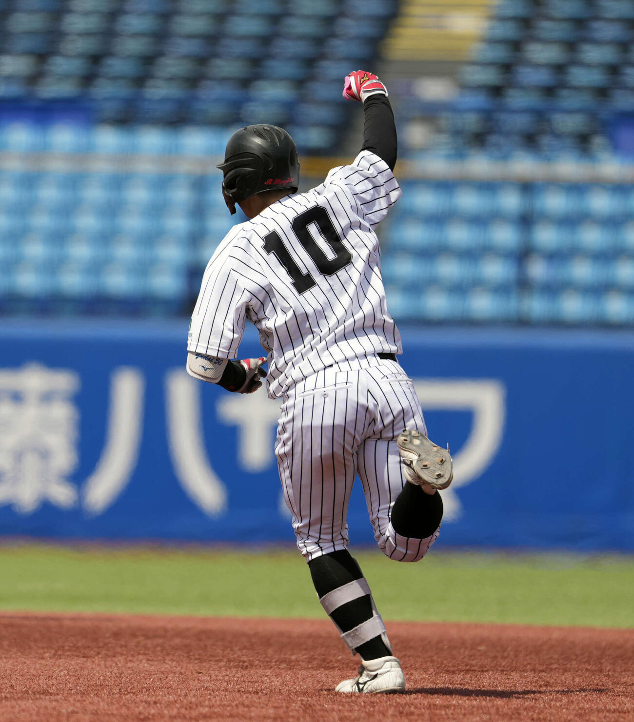 東洋大対亜大　6回裏亜大2死満塁、勝ち越しの満塁本塁打を放つ前嶋（撮影・小島史椰）