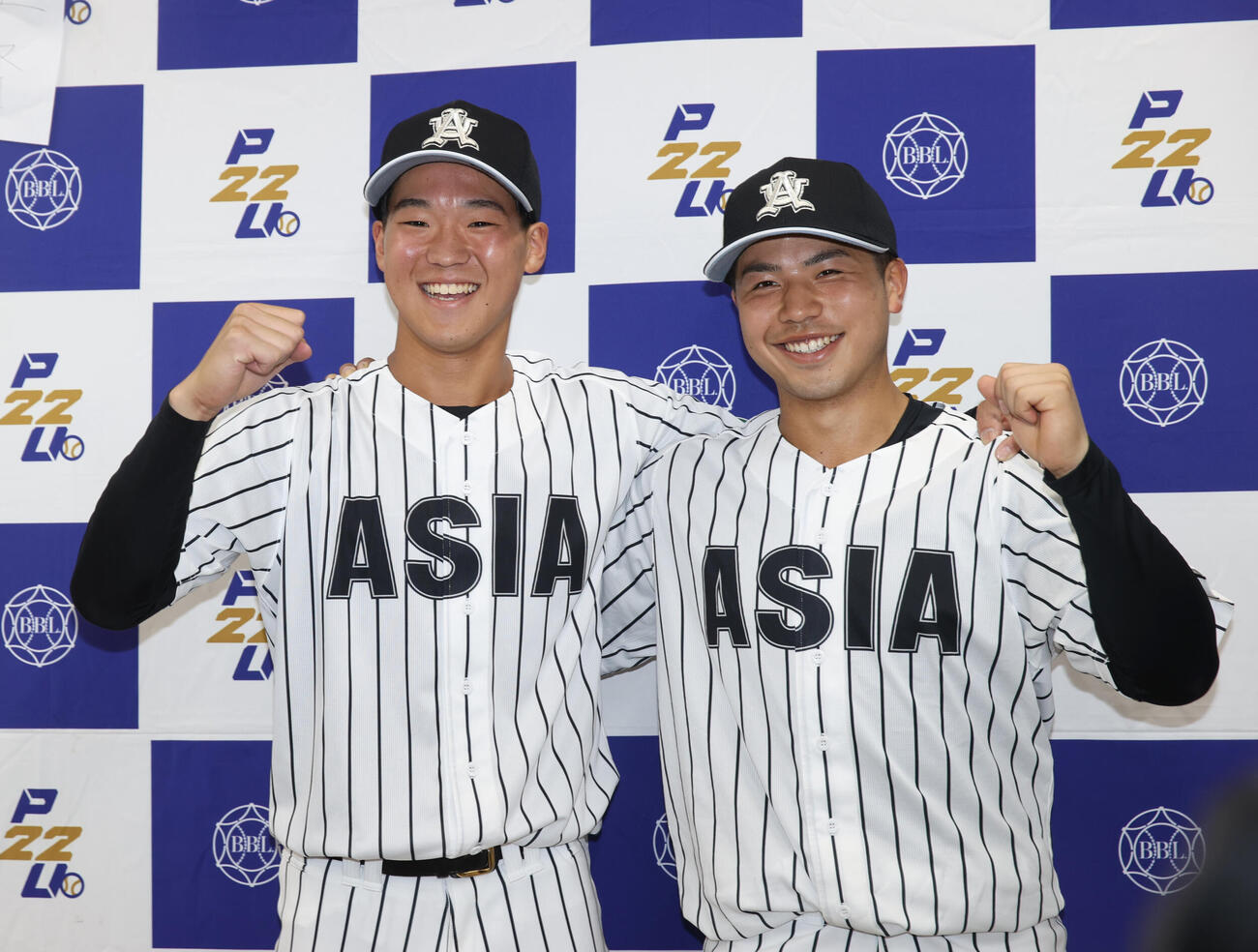 東洋大対亜大　　勝利した亜大・渡辺走（左）と満塁本塁打の前嶋はガッツポーズする（撮影・柴田隆二）