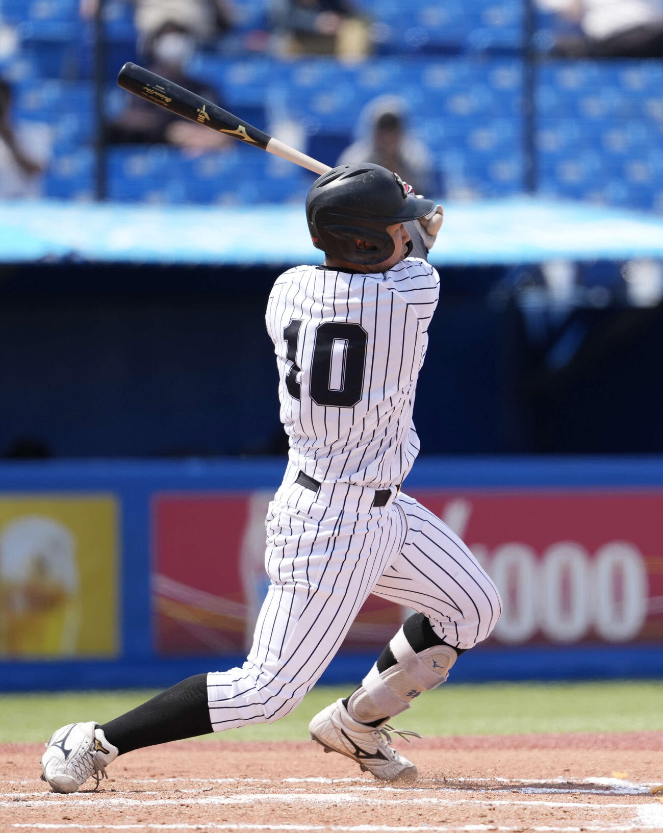 東洋大対亜大　6回裏亜大2死満塁、勝ち越しの満塁本塁打を放つ前嶋（撮影・小島史椰）