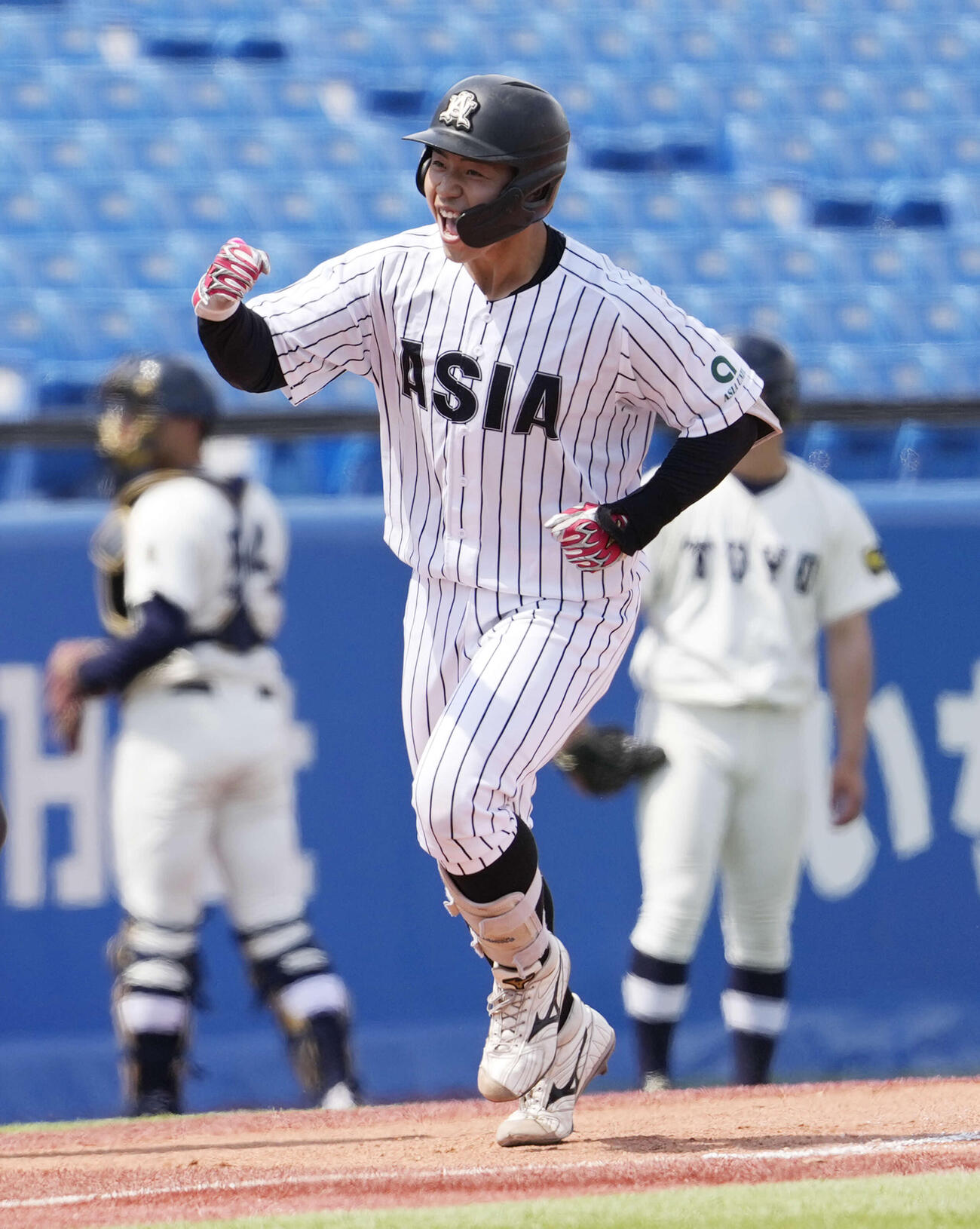 東洋大対亜大　6回裏亜大2死満塁、勝ち越しの満塁本塁打を放つ前嶋（撮影・小島史椰）