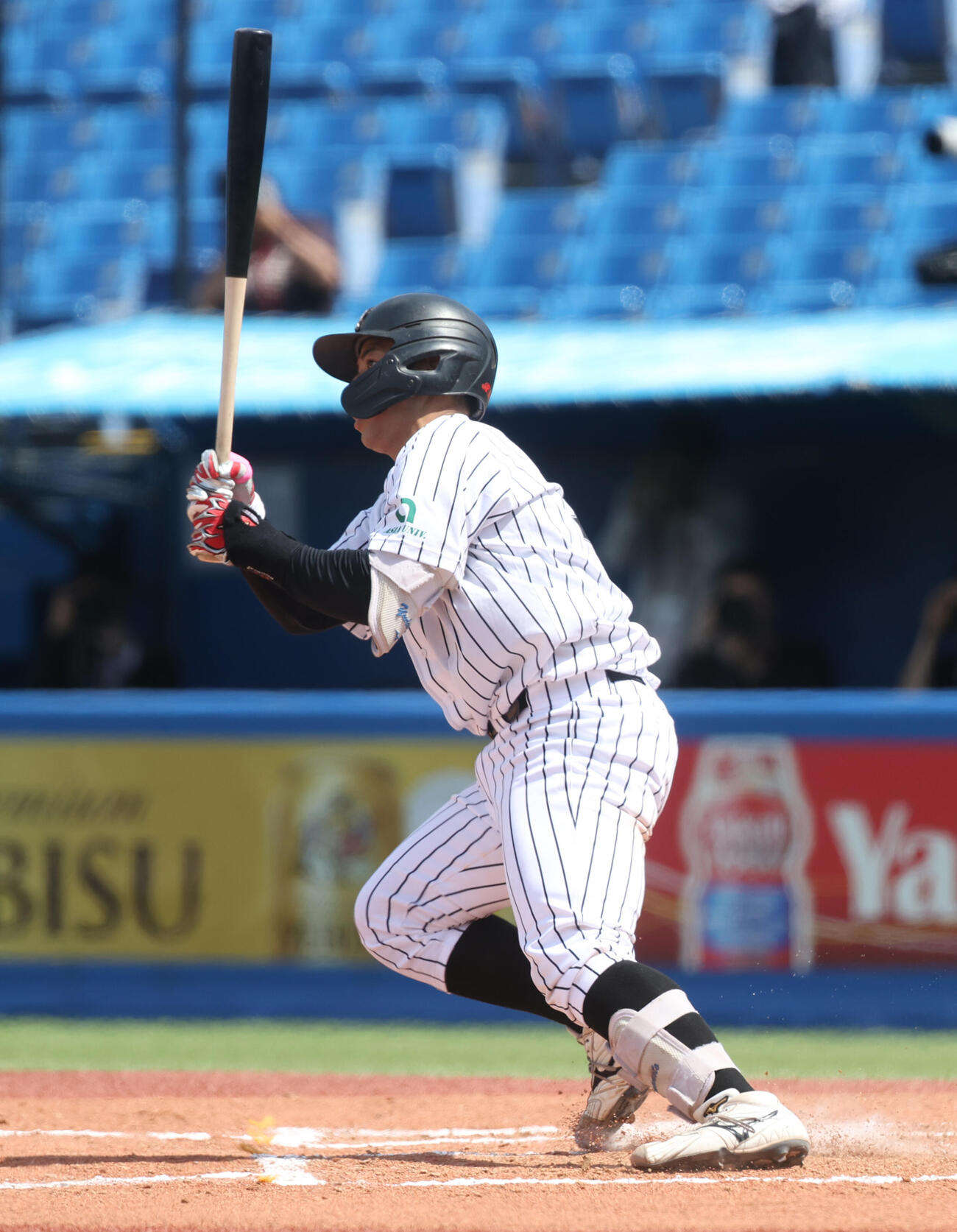東洋大対亜大　6回裏亜大2死満塁、前嶋は満塁本塁打を放つ（撮影・柴田隆二）