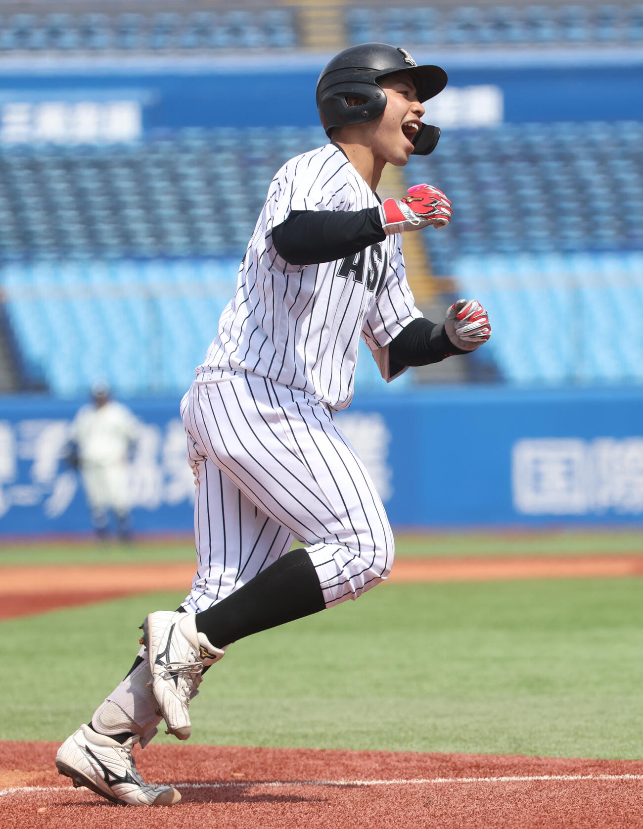 東洋大対亜大　6回裏亜大2死満塁、前嶋は満塁本塁打を放ちガッツポーズする（撮影・柴田隆二）