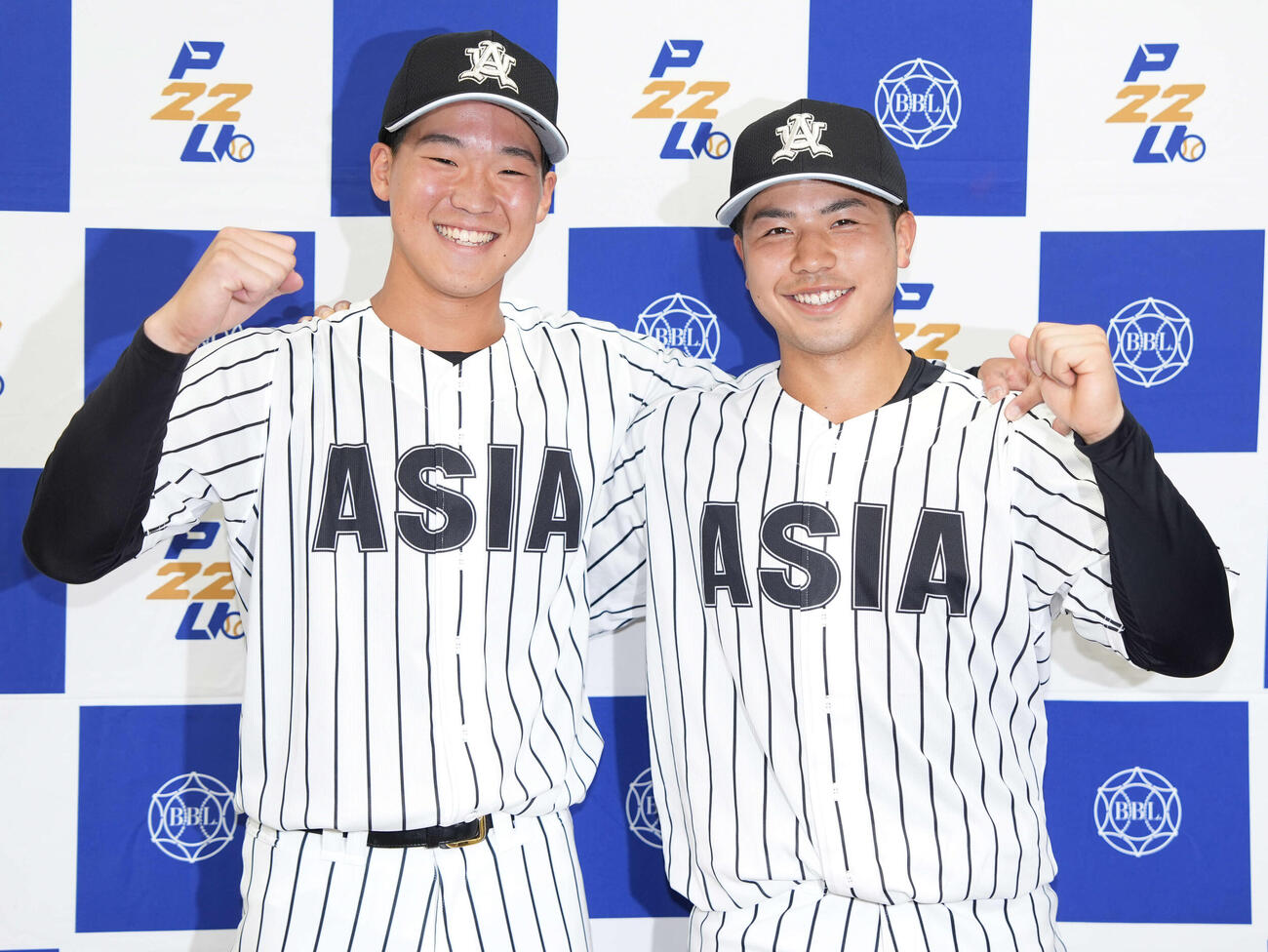 東洋大対亜大　東洋大に勝利しガッツポーズをする亜大・渡辺走（左）と前嶋（撮影・小島史椰）
