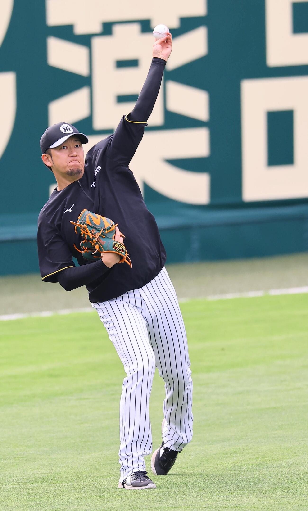 阪神対巨人　キャッチボールをする岩貞（撮影・上田博志）