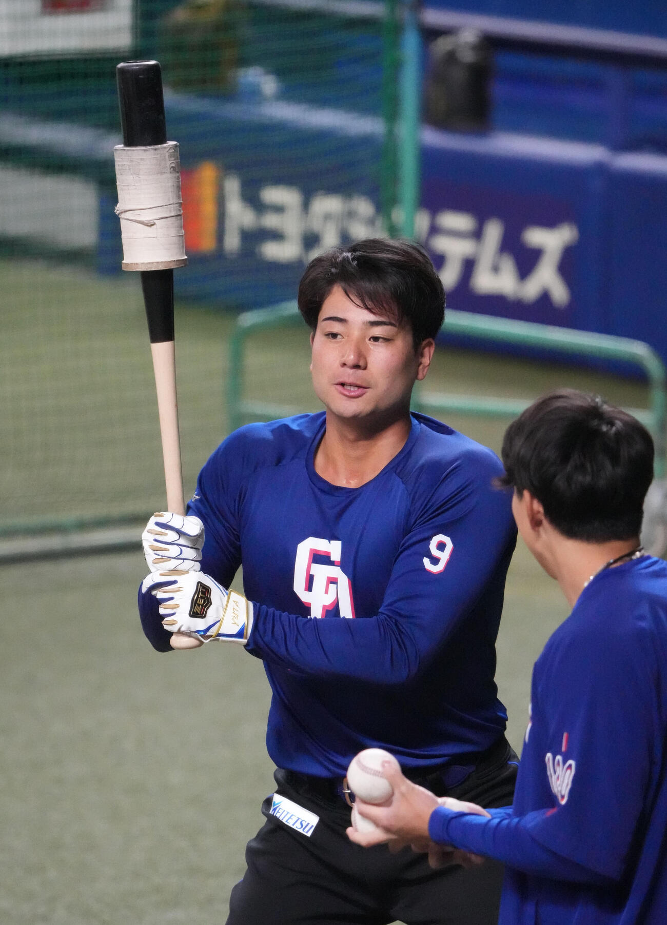 中日石伊雄太（左）（2026年4月13日撮影）