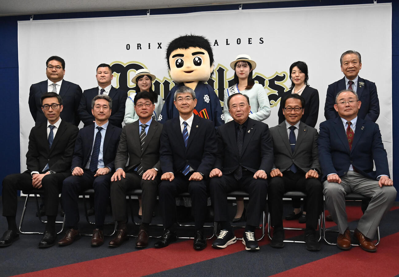 高知市表敬訪問の際、記念撮影をするオリックス馬殿太郎代表取締役社長（前列左から3人目）、桑名龍吾高知市長（前列左から4人目）、関係者ら（撮影・石井愛子）