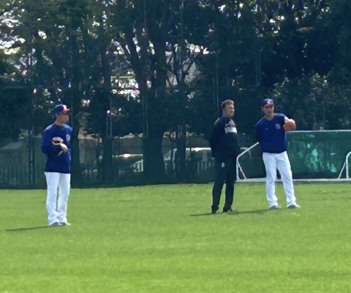 試合前に投手練習を見守る中日の落合投手コーディネーター（右から2人目）