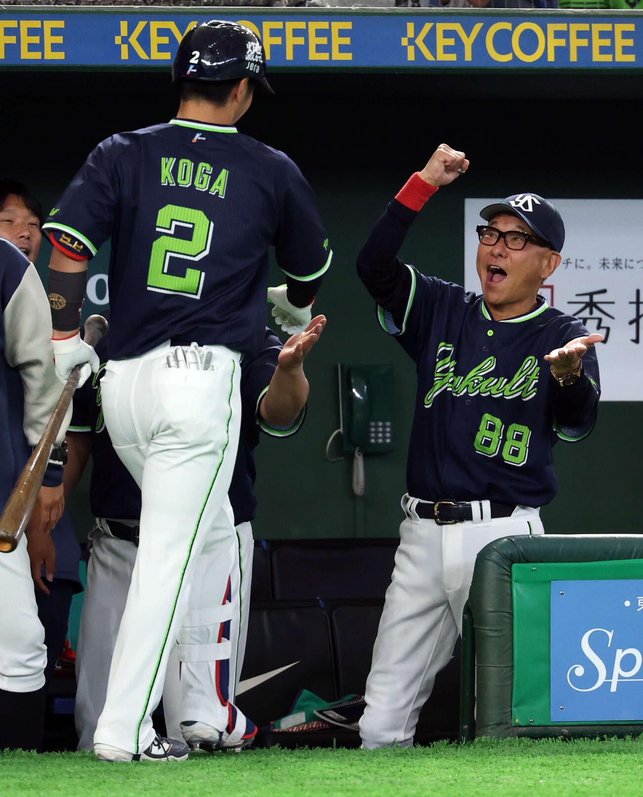 12日、巨人対ヤクルト　3回表ヤクルト無死一、二塁、古賀（手前）が送りバントを決め、笑顔のガッツポーズで迎える池山監督（撮影・浅見桂子）