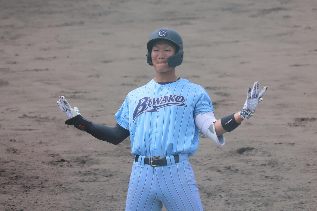 大谷大対びわこ成蹊スポーツ大　4回に決勝打を放ち塁上で喜ぶびわこ成蹊スポーツ大・伊藤（撮影・佐藤妙月）