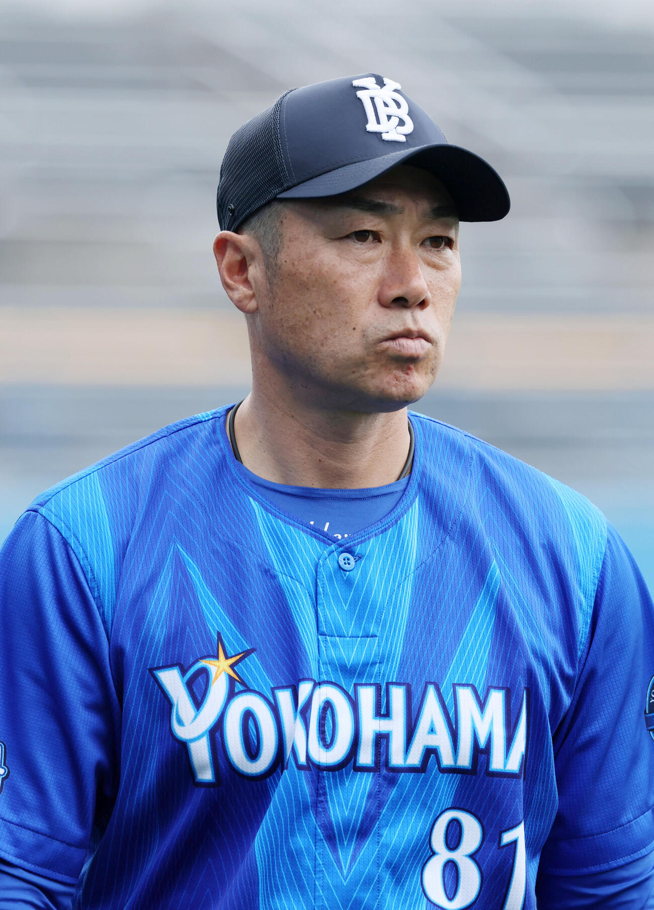 ヤクルト対DeNA　ナインの練習を見るDeNA相川監督（撮影・加藤哉）