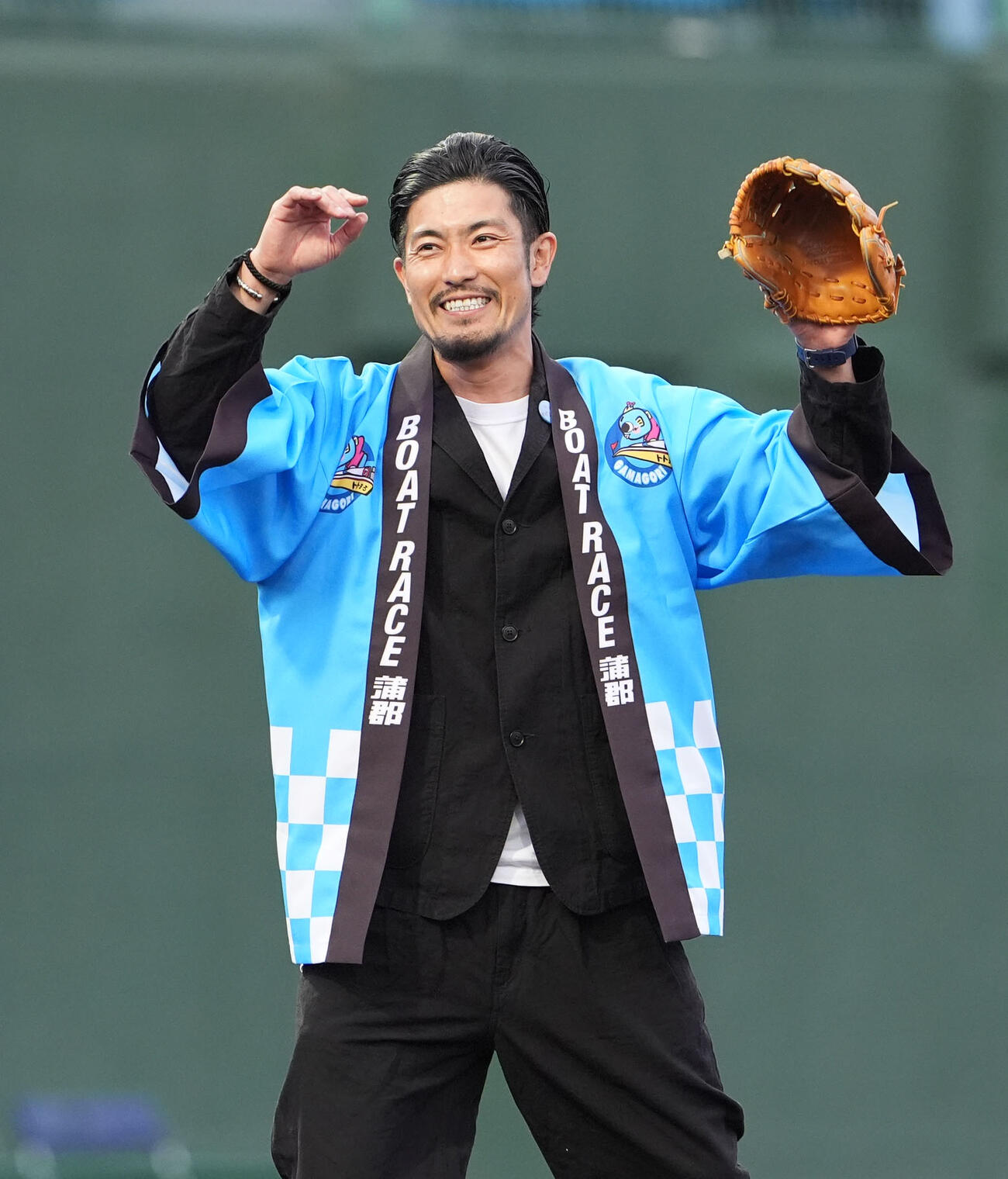 中日対広島　試合前、セレモニアルピッチを行う祖父江大輔氏（撮影・森本幸一）