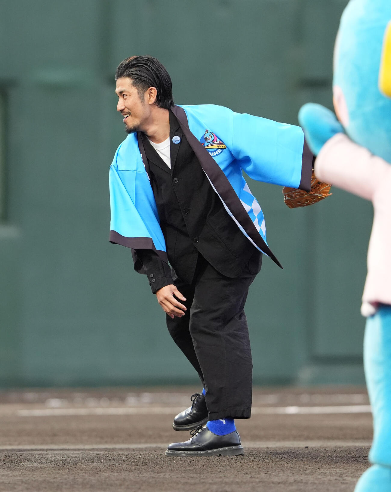 中日対広島　試合前、セレモニアルピッチを行う祖父江大輔氏（撮影・森本幸一）