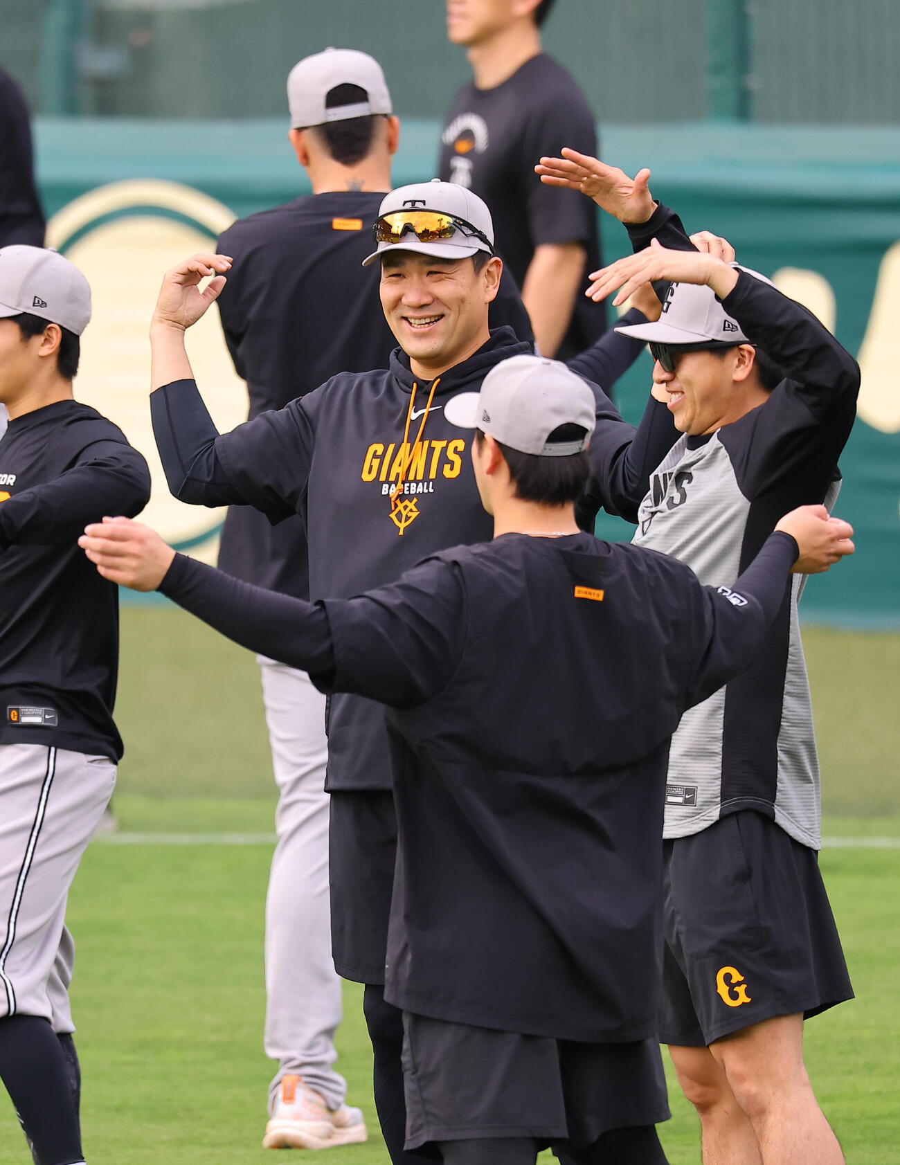 阪神対巨人　巨人田中将（中央）は笑顔を見せながらウオーミングアップをする（撮影・上田博志）