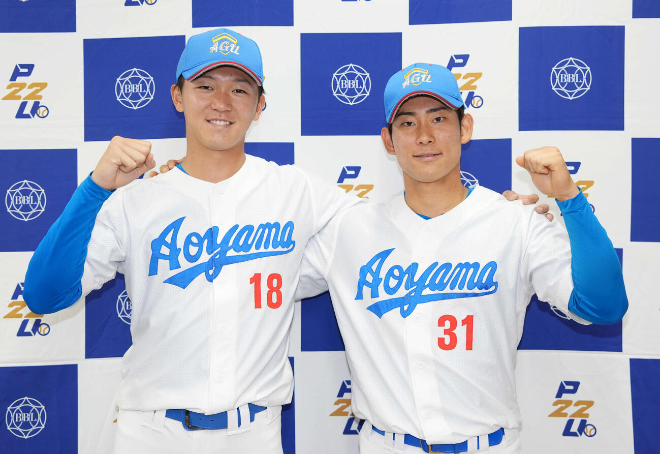 青学大対中大　中大に勝利しガッツポーズをする青学大・鈴木（左）と南川（撮影・小島史椰）