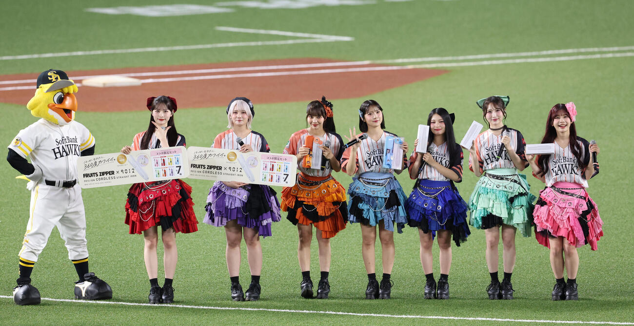 ソフトバンク対楽天　試合前に球場を盛り上げたCANDY TUNEメンバー（撮影・梅根麻紀）