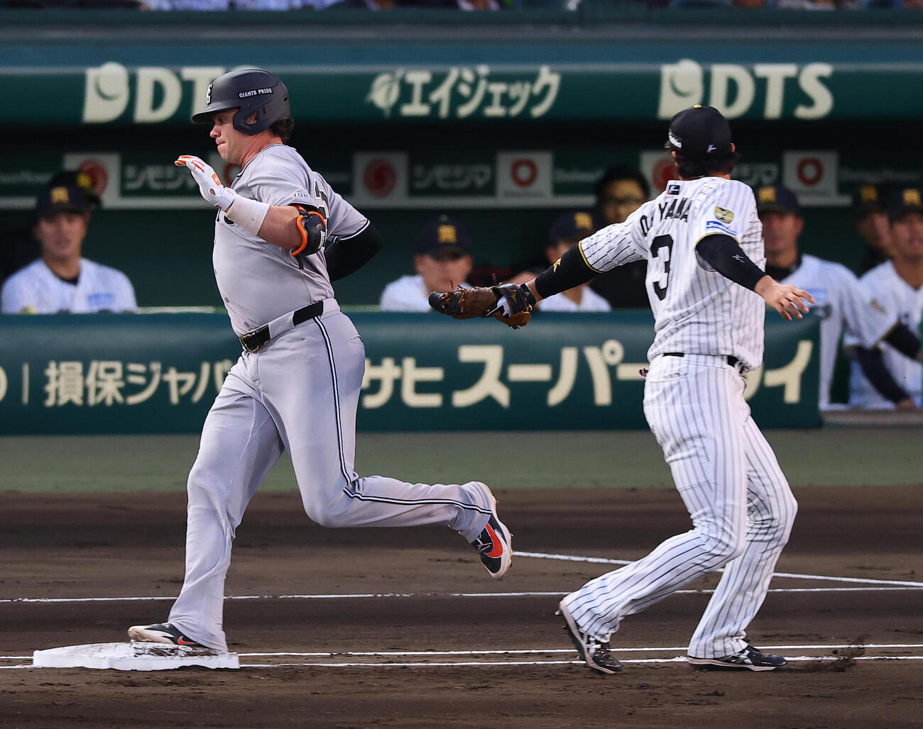 阪神対巨人　2回表巨人無死、ダルベックは敵失で出塁する（撮影・上田博志）