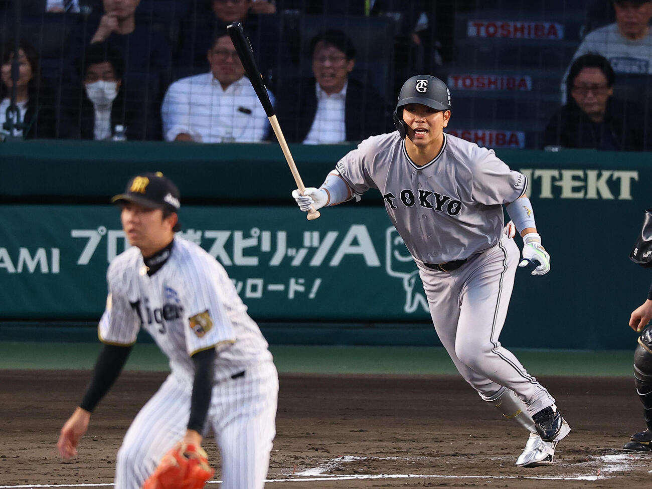 阪神対巨人　2回表巨人無死一、二塁、大城卓は先制適時打を放つ（撮影・上田博志）