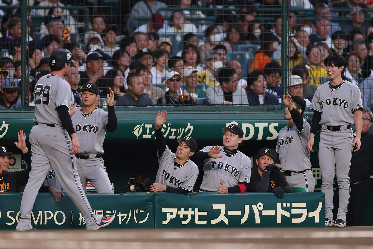 阪神対巨人　2回表巨人無死一、二塁、大城の適時打で生還したダルベックを迎える巨人の選手たち（撮影・前田充）