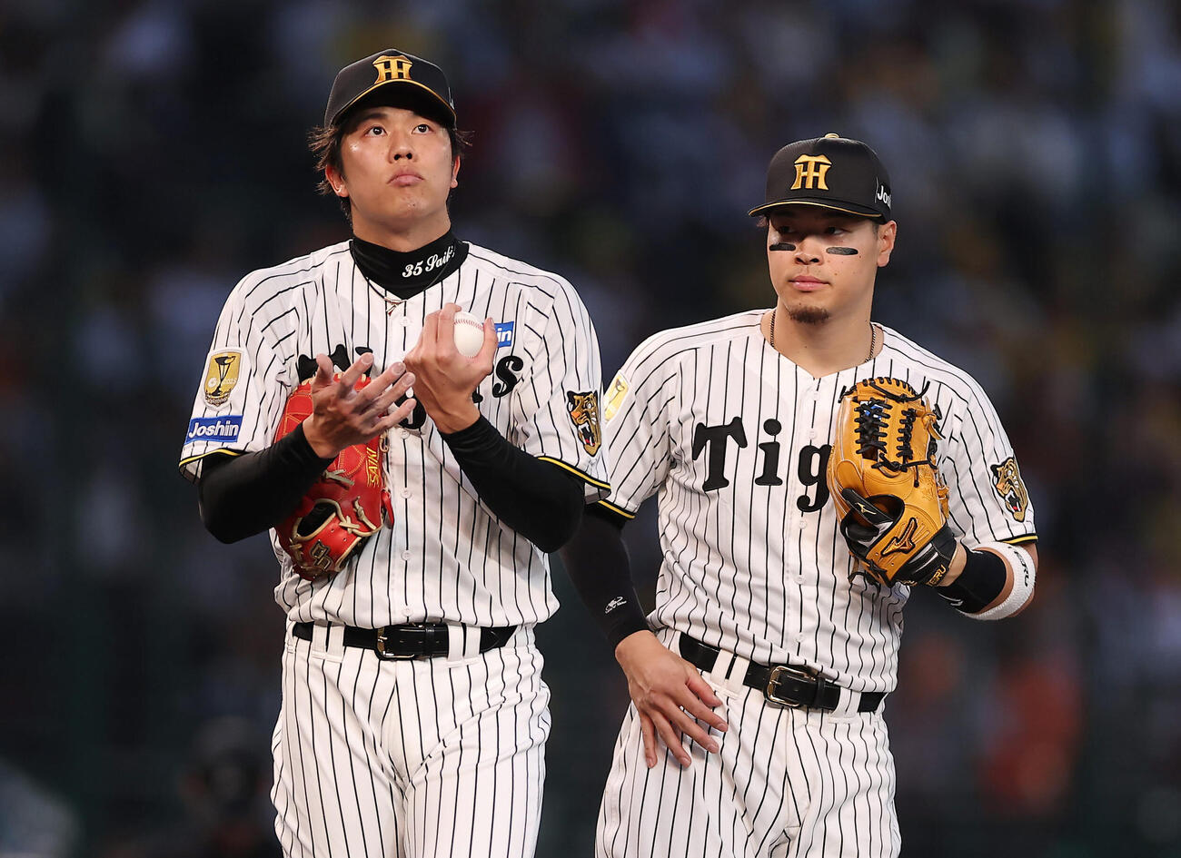 阪神対巨人　2回表巨人無死一、三塁、増田陸に適時二塁打を浴びた才木。右は声をかける佐藤（撮影・前田充）