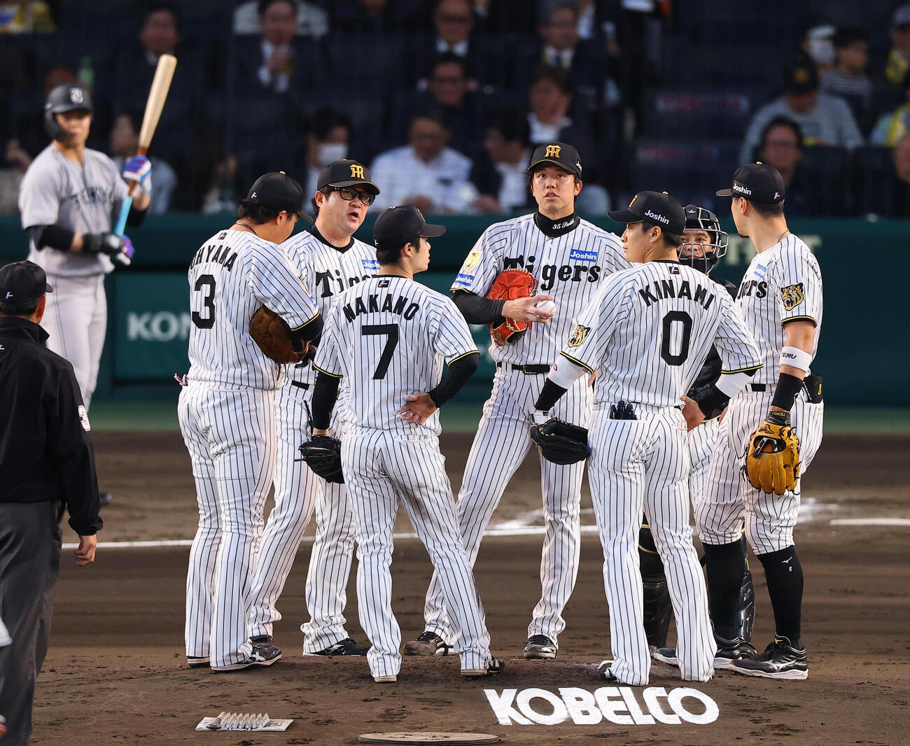 阪神対巨人　2回、2失点した阪神才木浩人（中央）に声を掛けるナイン（撮影・上田博志）