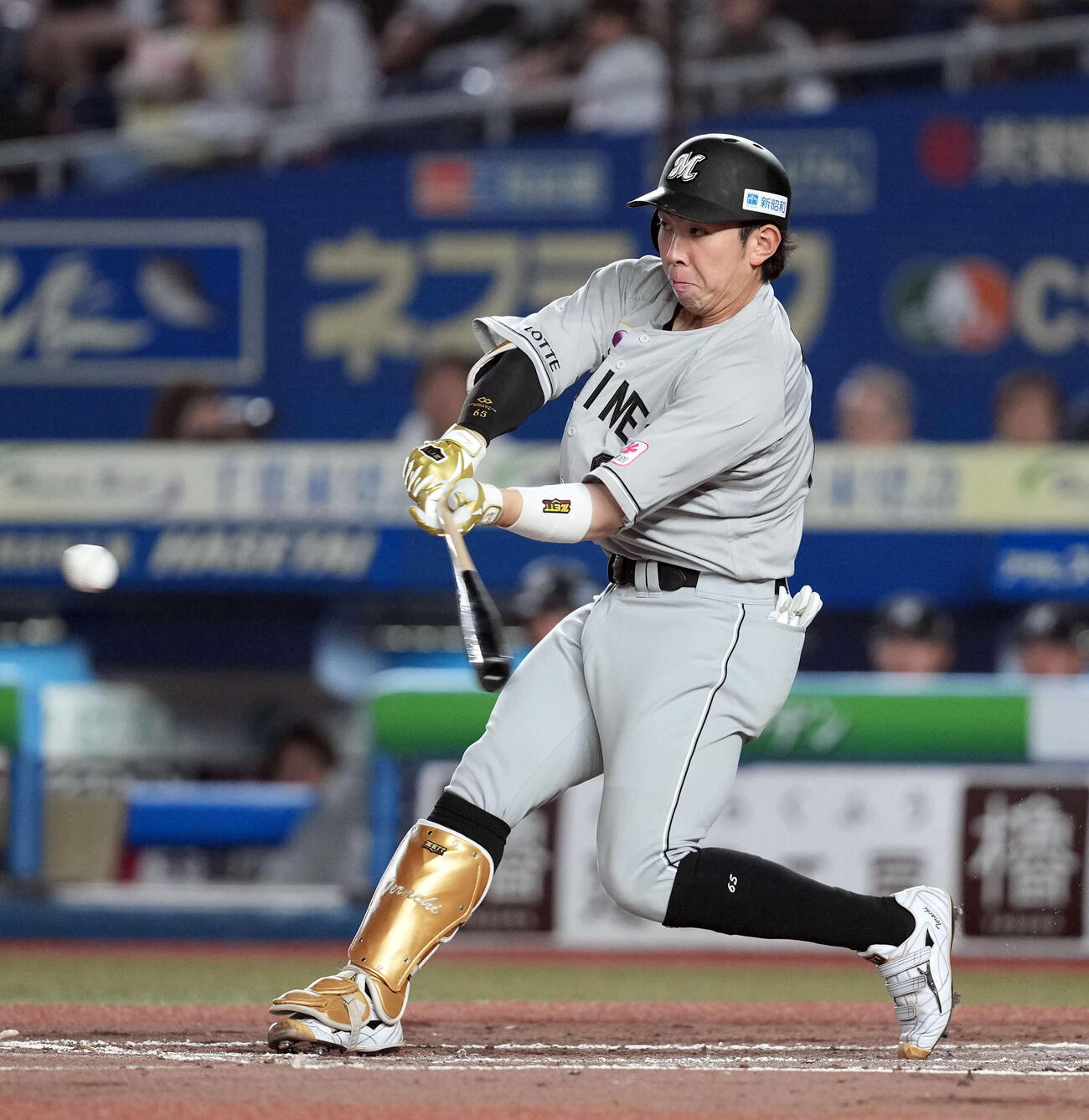 ロッテ対日本ハム　2回裏ロッテ無死、右越えに同点のソロ本塁打を放つ寺地（撮影・たえ見朱実）