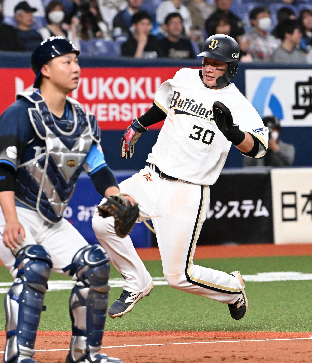 オリックス対西武　3回裏オリックス無死一、二塁　紅林の打球を三塁手・渡部が悪送球をしその間に生還する広岡（右）（撮影・石井愛子）