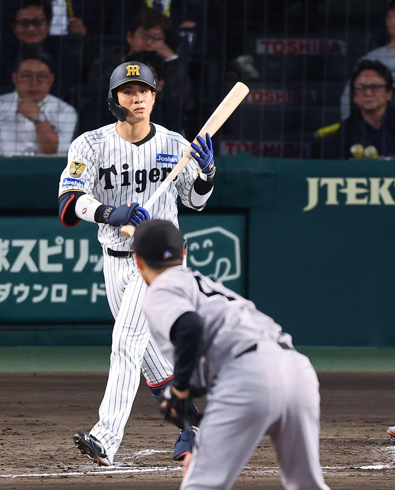 阪神対巨人　2回裏阪神2死、木浪は四球を選ぶ（撮影・上田博志）