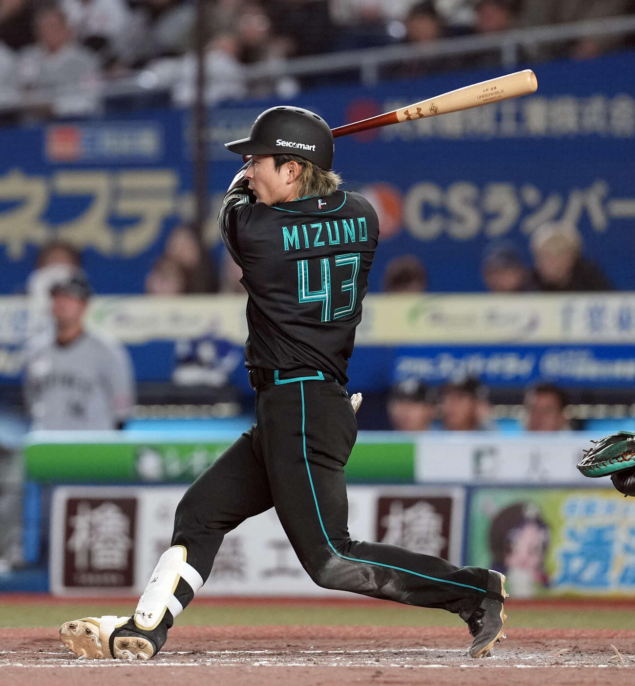 ロッテ対日本ハム　4回表日本ハム2死満塁、右翼線に2点適時二塁打を放つ水野（撮影・たえ見朱実）