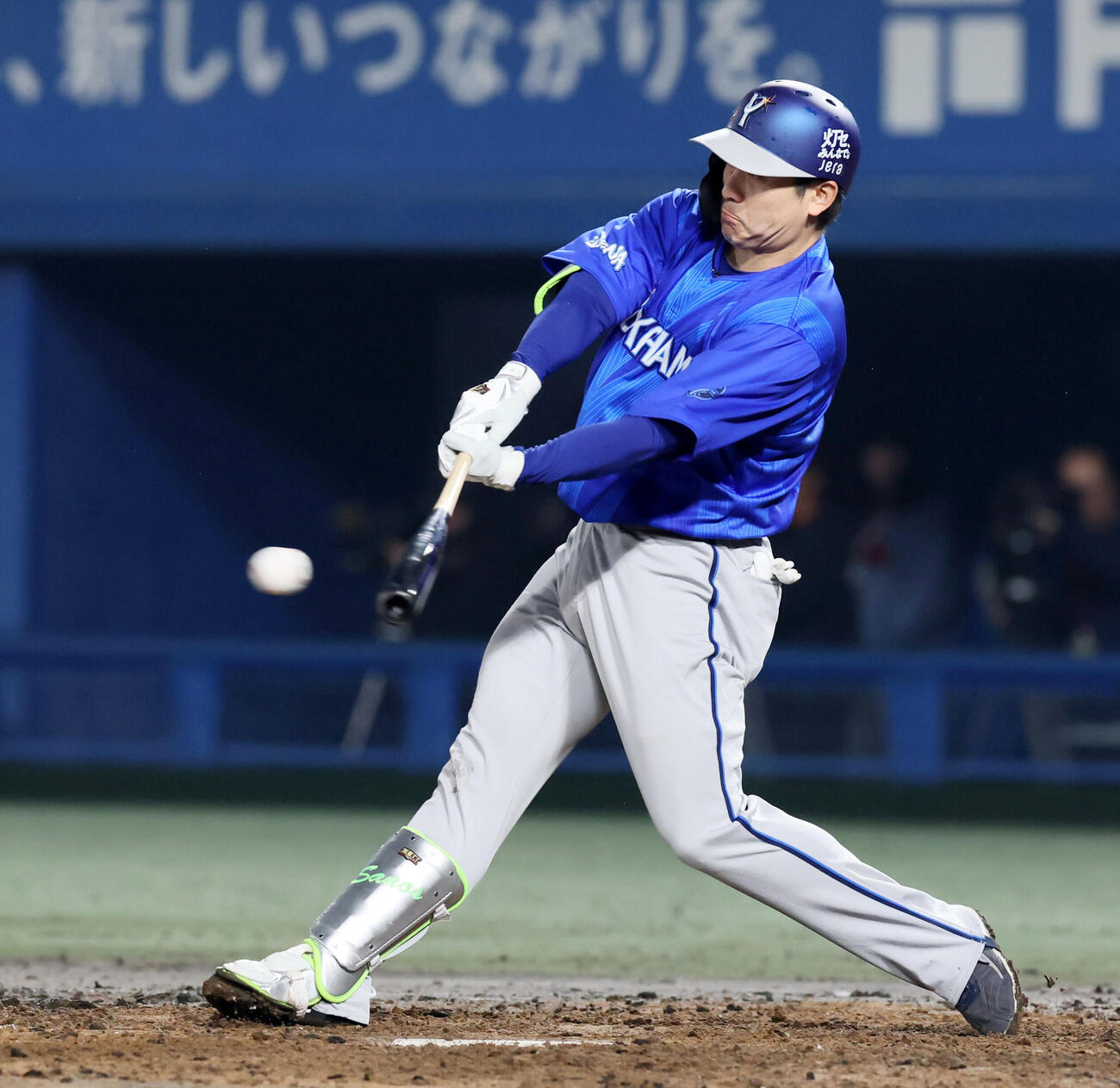 ヤクルト対DeNA 5回表DeNA1死一塁、佐野は中前打を放ち通算1000安打達成（撮影・加藤哉）