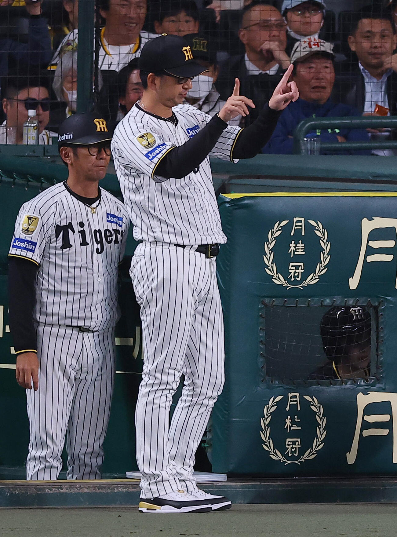 阪神対巨人　3回表巨人1死二、三塁、中山のセーフの判定にリクエストを要求する藤川監督（撮影・上田博志）