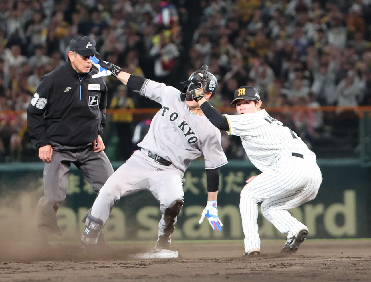 阪神対巨人　4回表巨人1死二、三塁、中山は二ゴロの間に三走がアウト、その間に二塁へ進む（撮影・西尾就之）