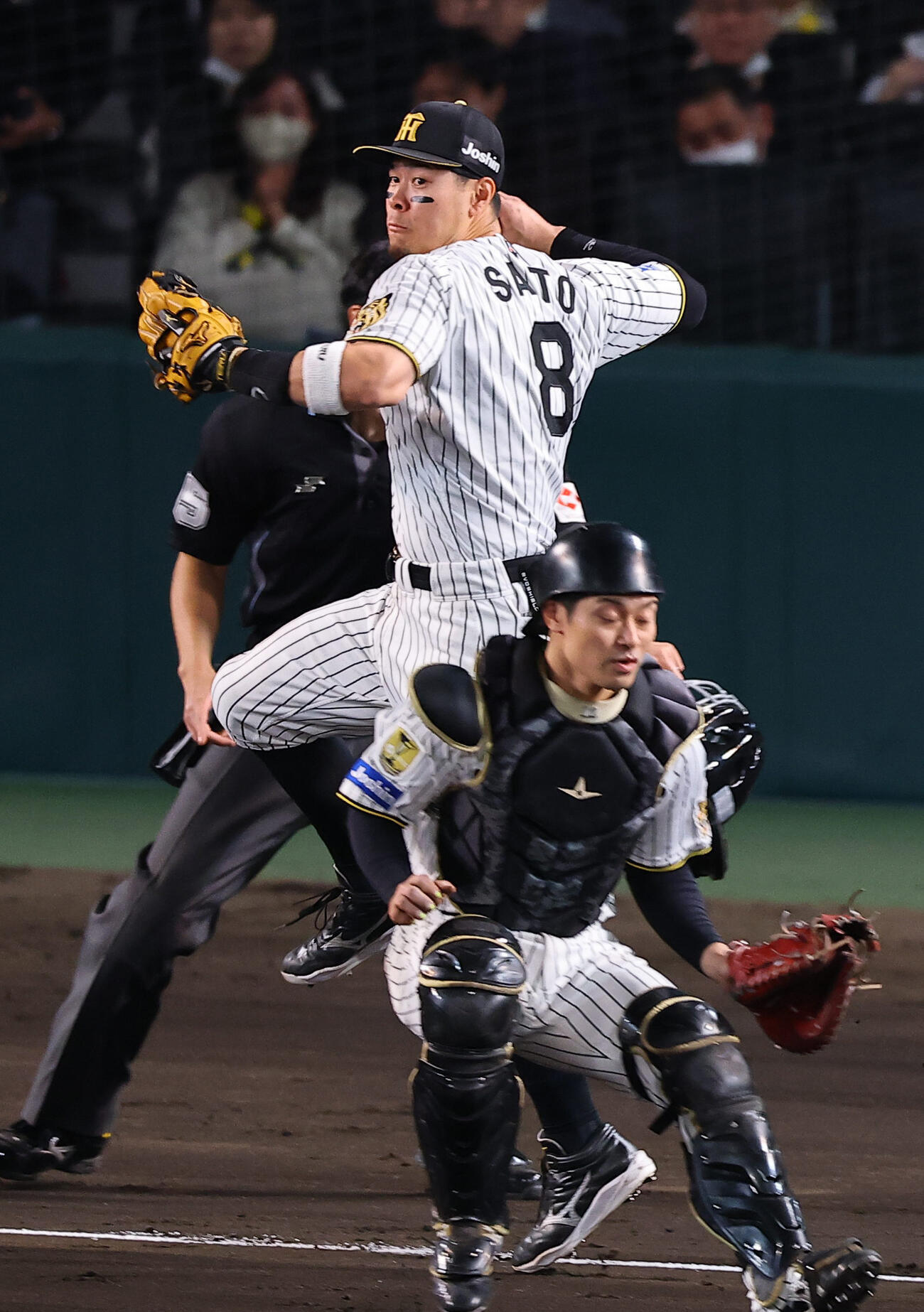 阪神対巨人　3回表巨人1死二、三塁、大城卓を挟殺した佐藤は二塁へ送球する（撮影・上田博志）