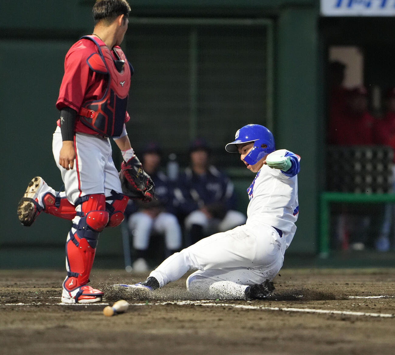 中日対広島　1回裏中日無死満塁、中日ボスラーの右犠飛で生還する中日福永（右）捕手は広島坂倉（撮影・森本幸一）