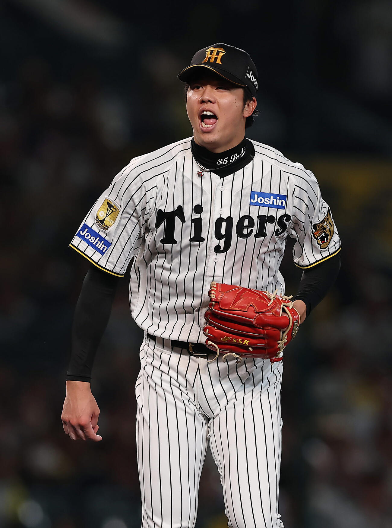 阪神対巨人　4回表巨人2死二、三塁、則本を空振り三振に仕留めピンチをしのいだ才木（撮影・前田充）
