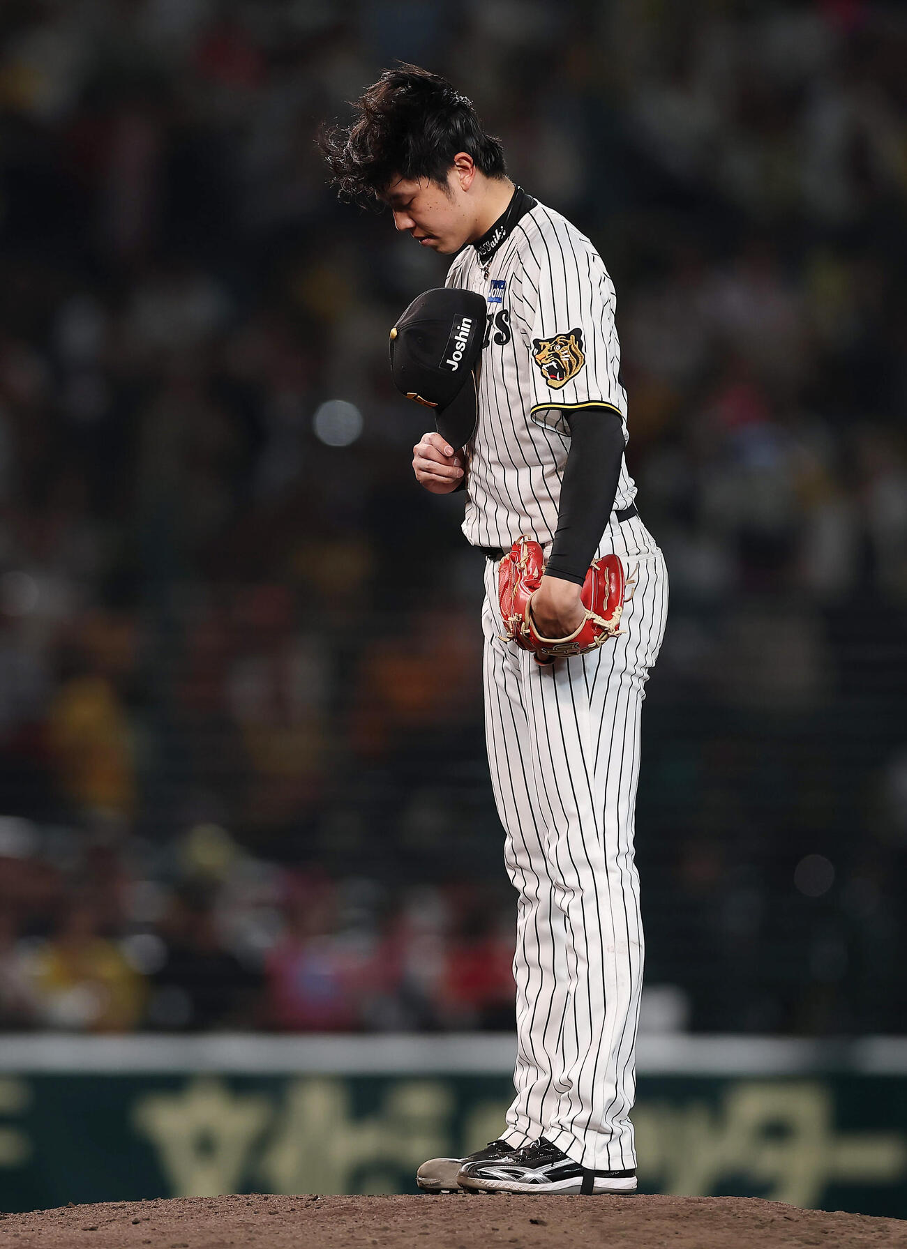 阪神対巨人　6回表のマウンドに上がり、投球前に目を閉じる阪神才木（撮影・前田充）