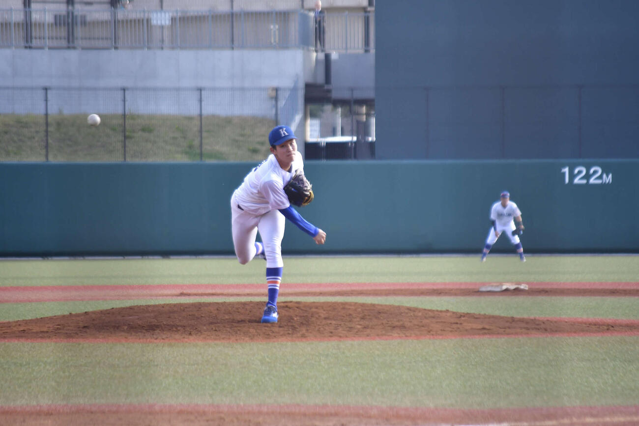 延長12回に及ぶ東農大1回戦を1人で投げ切り勝利に導いた駒大・仲井（撮影・平山連）